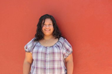 25 yaşında, bekar, esmer, kıvırcık saçlı kadın kendini mutlu, güçlü, başarılı ve dolu dolu bir hayat yaşayan biri olarak gösteriyor.