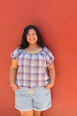 25 yaşında, bekar, esmer, kıvırcık saçlı kadın kendini mutlu, güçlü, başarılı ve dolu dolu bir hayat yaşayan biri olarak gösteriyor.