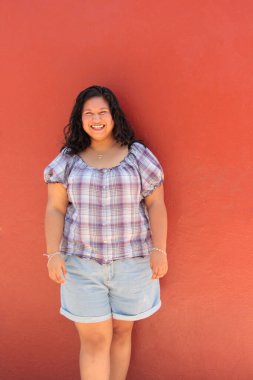 25 yaşında, bekar, esmer, kıvırcık saçlı kadın kendini mutlu, güçlü, başarılı ve dolu dolu bir hayat yaşayan biri olarak gösteriyor.