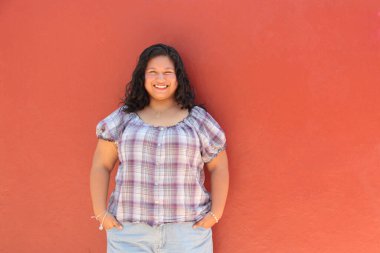 25 yaşında, bekar, esmer, kıvırcık saçlı kadın kendini mutlu, güçlü, başarılı ve dolu dolu bir hayat yaşayan biri olarak gösteriyor.