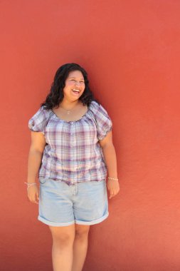 25 yaşında, bekar, esmer, kıvırcık saçlı kadın kendini mutlu, güçlü, başarılı ve dolu dolu bir hayat yaşayan biri olarak gösteriyor.