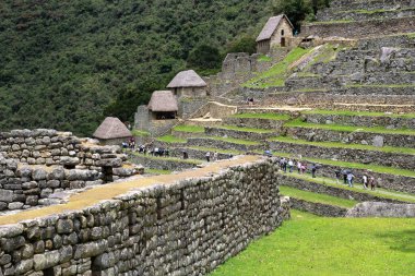 Machu Picchu, Cusco, Peru - 15 Aralık 2017: Dünyanın yedi harikasından biri olan Machu Picchu, Peru 'nun And Dağları' ndaki Urubamba Nehri Vadisi 'nin üzerindeki İnka kalesidir.
