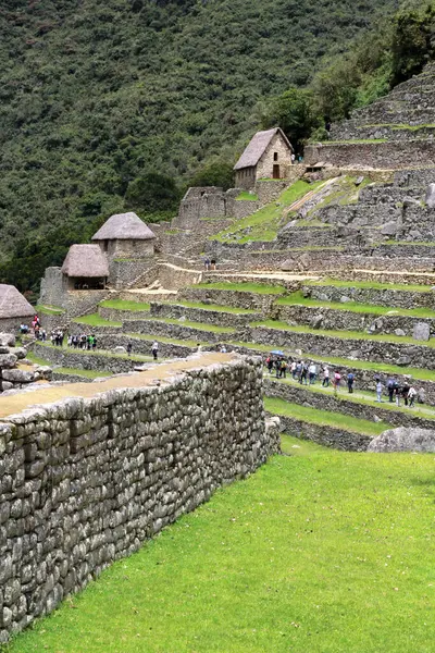 Machu Picchu, Cusco, Peru - 15 Aralık 2017: Dünyanın yedi harikasından biri olan Machu Picchu, Peru 'nun And Dağları' ndaki Urubamba Nehri Vadisi 'nin üzerindeki İnka kalesidir.
