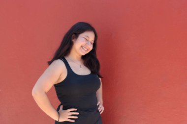 18 yaşındaki esmer Latin bir kadın mutlu görünüyor. Çalışırken ve çalışırken bekar ve güçlü hayatından zevk alıyor.