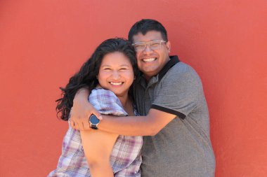 Sevgililer Günü 'nü ve yıldönümlerini kutlamak için 30 yaşında koyu tenli Latin bir çift sevgilerini gösterip birlikte eğleniyorlar.