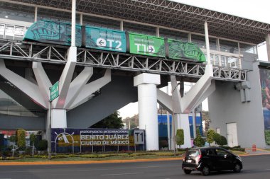 Mexico City, Mexico - 13 Mart 2025: Mexico City Uluslararası Havalimanı AICM 'deki Aerotren 1 ve 2 numaralı terminaller arasındaki yolcuların transferini kolaylaştırmaktadır.