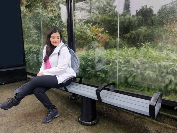 40 yaşında bekar bir Latin kadın. Otobüs durağında tek başına oturuyor. Sevdiği birini kaybetmenin sembolü olarak boş koltukları var.