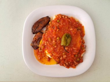 Huevos motulenos, Meksika 'nın Yucatan kentindeki Motul kasabasından tipik bir kahvaltı yemeğidir. Kızarmış tortilla, fasulye, kızarmış yumurta, domates sosu, jambon, bezelye ve habanero biberinden oluşur.