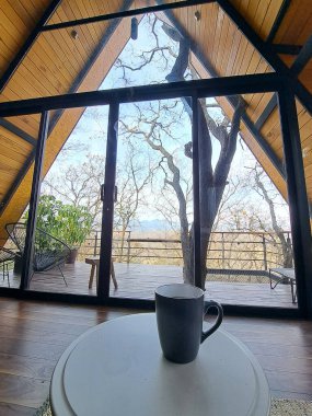 Kahve ya da sütlü çay. Sabahları kafeinle uyanmak için. Şafak vakti uyanıp güne enerjiyle başlamak için.