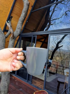 Kahve ya da sütlü çay. Sabahları kafeinle uyanmak için. Şafak vakti uyanıp güne enerjiyle başlamak için.