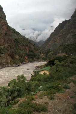 Peru 'nun başkenti Cusco' daki Machu Picchu 'ya yapılan İnka Patikası yürüyüşü sırasında, Peru And Dağları boyunca Urubamba Nehri boyunca yapılan çok günlük yürüyüş sırasında manzaralar görülüyor.