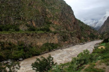 Peru 'nun başkenti Cusco' daki Machu Picchu 'ya yapılan İnka Patikası yürüyüşü sırasında, Peru And Dağları boyunca Urubamba Nehri boyunca yapılan çok günlük yürüyüş sırasında manzaralar görülüyor.