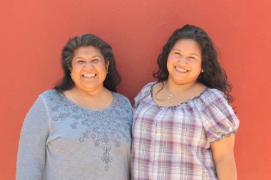 50 yaşında boşanmış bekar bir anne ve 25 yaşındaki Latin kızı anneler gününü kutlamak için sevgilerini sevgileriyle ve öpücükleriyle gösteriyorlar.