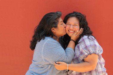 50 yaşında boşanmış bekar bir anne ve 25 yaşındaki Latin kızı anneler gününü kutlamak için sevgilerini sevgileriyle ve öpücükleriyle gösteriyorlar.