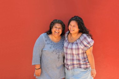 50 yaşında boşanmış bekar bir anne ve 25 yaşındaki Latin kızı anneler gününü kutlamak için sevgilerini sevgileriyle ve öpücükleriyle gösteriyorlar.