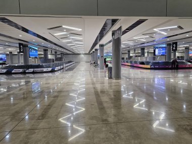 Zumpango, Meksika Eyaleti, Meksika - 29 Ekim 2024: CDMX yakınlarındaki AIFA bavulları için bavul taşıyıcı bantlı bagaj bölümü