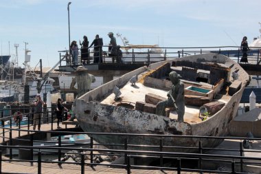 Ensenada, Baja California, Meksika - 16 Mart 2025: Ventana al Mar Boardwalk, gezmek için okyanusa bakan bir kamusal alan, restoranlar ve muhteşem manzaralı