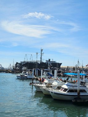 Ensenada, Baja California, Meksika - 16 Mart 2025: Ventana al Mar Boardwalk, gezmek için okyanusa bakan bir kamusal alan, restoranlar ve muhteşem manzaralı