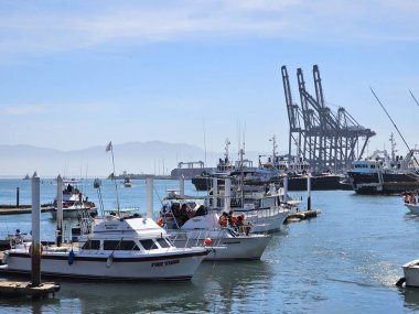 Ensenada, Baja California, Meksika - 16 Mart 2025: Ventana al Mar Boardwalk, gezmek için okyanusa bakan bir kamusal alan, restoranlar ve muhteşem manzaralı