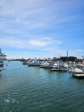 Ensenada, Baja California, Meksika - 16 Mart 2025: Ventana al Mar Boardwalk, gezmek için okyanusa bakan bir kamusal alan, restoranlar ve muhteşem manzaralı
