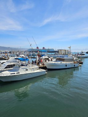 Ensenada, Baja California, Meksika - 16 Mart 2025: Ventana al Mar Boardwalk, gezmek için okyanusa bakan bir kamusal alan, restoranlar ve muhteşem manzaralı