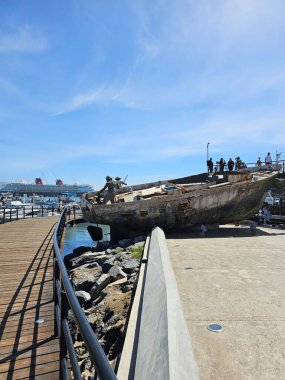 Ensenada, Baja California, Meksika - 16 Mart 2025: Ventana al Mar Boardwalk, gezmek için okyanusa bakan bir kamusal alan, restoranlar ve muhteşem manzaralı