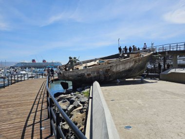 Ensenada, Baja California, Meksika - 16 Mart 2025: Ventana al Mar Boardwalk, gezmek için okyanusa bakan bir kamusal alan, restoranlar ve muhteşem manzaralı