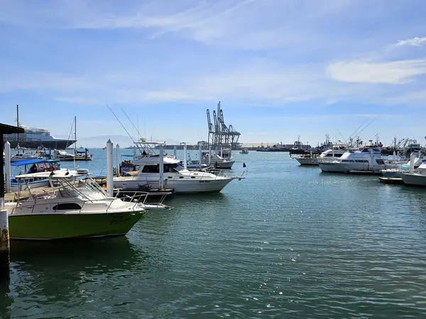 Ensenada, Baja California, Meksika - 16 Mart 2025: Ventana al Mar Boardwalk, gezmek için okyanusa bakan bir kamusal alan, restoranlar ve muhteşem manzaralı