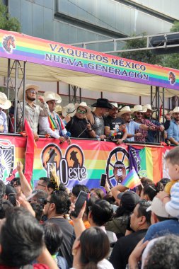 Mexico City, Mexico - 29 Haziran 2024: Eşcinsel Gurur Yürüyüşü, LGBT + toplumunu kutlayan ve hakları için savaşan cinsiyet ve cinsiyet farklılıklarını anan bir gösteridir.