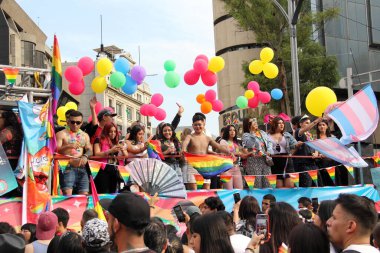 Mexico City, Mexico - 29 Haziran 2024: Eşcinsel Gurur Yürüyüşü, LGBT + toplumunu kutlayan ve hakları için savaşan cinsiyet ve cinsiyet farklılıklarını anan bir gösteridir.