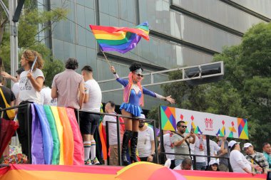 Mexico City, Mexico - 29 Haziran 2024: Eşcinsel Gurur Yürüyüşü, LGBT + toplumunu kutlayan ve hakları için savaşan cinsiyet ve cinsiyet farklılıklarını anan bir gösteridir.