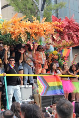 Mexico City, Mexico - 29 Haziran 2024: Eşcinsel Gurur Yürüyüşü, LGBT + toplumunu kutlayan ve hakları için savaşan cinsiyet ve cinsiyet farklılıklarını anan bir gösteridir.