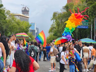 Mexico City, Mexico - 29 Haziran 2024: Eşcinsel Gurur Yürüyüşü, LGBT + toplumunu kutlayan ve hakları için savaşan cinsiyet ve cinsiyet farklılıklarını anan bir gösteridir.