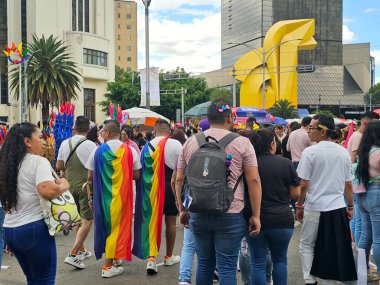 Mexico City, Mexico - 29 Haziran 2024: Eşcinsel Gurur Yürüyüşü, LGBT + toplumunu kutlayan ve hakları için savaşan cinsiyet ve cinsiyet farklılıklarını anan bir gösteridir.