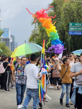 Mexico City, Mexico - 29 Haziran 2024: Eşcinsel Gurur Yürüyüşü, LGBT + toplumunu kutlayan ve hakları için savaşan cinsiyet ve cinsiyet farklılıklarını anan bir gösteridir.