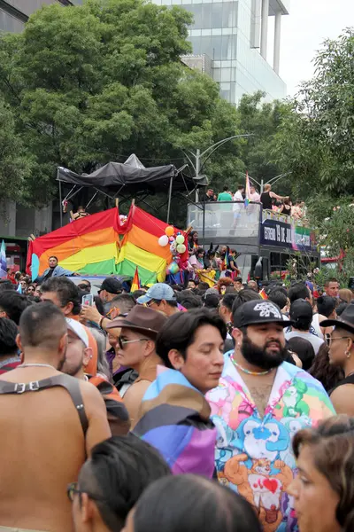 Mexico City, Mexico - 29 Haziran 2024: Eşcinsel Gurur Yürüyüşü, LGBT + toplumunu kutlayan ve hakları için savaşan cinsiyet ve cinsiyet farklılıklarını anan bir gösteridir.