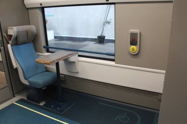 Merida, Yucatan, Meksika - 27 Ekim 2024: Güneydoğu Meksika 'ya giden Maya treni yolcuları ve koltukları olan bir arabanın içi