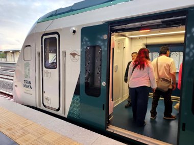 Merida, Yucatan, Meksika - 27 Ekim 2024: Güneydoğu Meksika 'ya giden Maya treni yolcuları ve koltukları olan bir arabanın içi