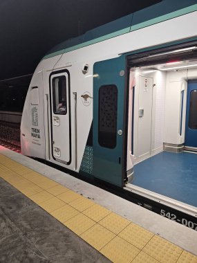 Merida, Yucatan, Meksika - 27 Ekim 2024: Güneydoğu Meksika 'ya giden Maya treni yolcuları ve koltukları olan bir arabanın içi