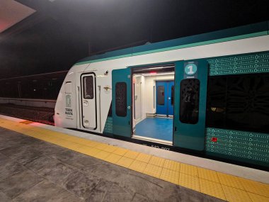 Merida, Yucatan, Meksika - 27 Ekim 2024: Güneydoğu Meksika 'ya giden Maya treni yolcuları ve koltukları olan bir arabanın içi