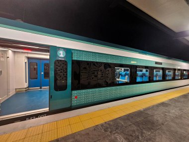 Merida, Yucatan, Meksika - 27 Ekim 2024: Güneydoğu Meksika 'ya giden Maya treni yolcuları ve koltukları olan bir arabanın içi