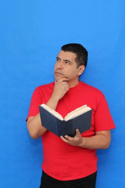 40 yaşındaki esmer tenli Latin adam kişisel ve profesyonel gelişim için okumayı, çalışmayı ve bilgi edinmeyi seviyor.