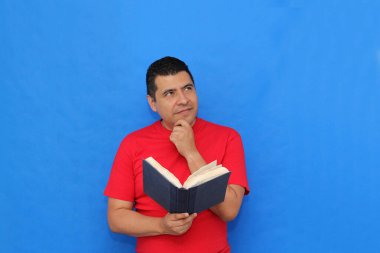 40 yaşındaki esmer tenli Latin adam kişisel ve profesyonel gelişim için okumayı, çalışmayı ve bilgi edinmeyi seviyor.