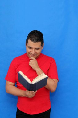 40 yaşındaki esmer tenli Latin adam kişisel ve profesyonel gelişim için okumayı, çalışmayı ve bilgi edinmeyi seviyor.