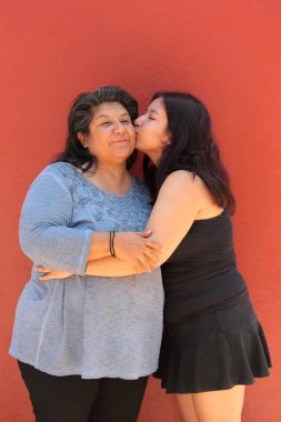 Boşanmış bekar anne ve 18 yaşındaki Latin kızı sevgilerini öpücükler ve sarılmalarla gösterip Anneler Günü 'nü kutluyorlar.