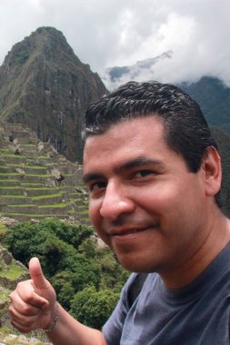 30 yaşında esmer tenli Latin bir adam yalnız seyahat ediyor ve Cusco, Peru 'da Machu Picchu' yu keşfediyor.