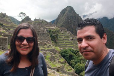 30 yaşındaki Latin erkek ve kadın bir çift yıldönümü gezisi için Machu Picchu, Peru 'yu gezerler.