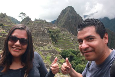 30 yaşındaki Latin erkek ve kadın bir çift yıldönümü gezisi için Machu Picchu, Peru 'yu gezerler.