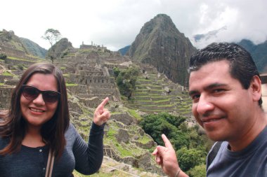 30 yaşındaki Latin erkek ve kadın bir çift yıldönümü gezisi için Machu Picchu, Peru 'yu gezerler.