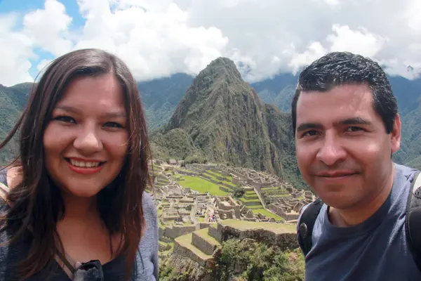 30 yaşındaki Latin erkek ve kadın bir çift yıldönümü gezisi için Machu Picchu, Peru 'yu gezerler.